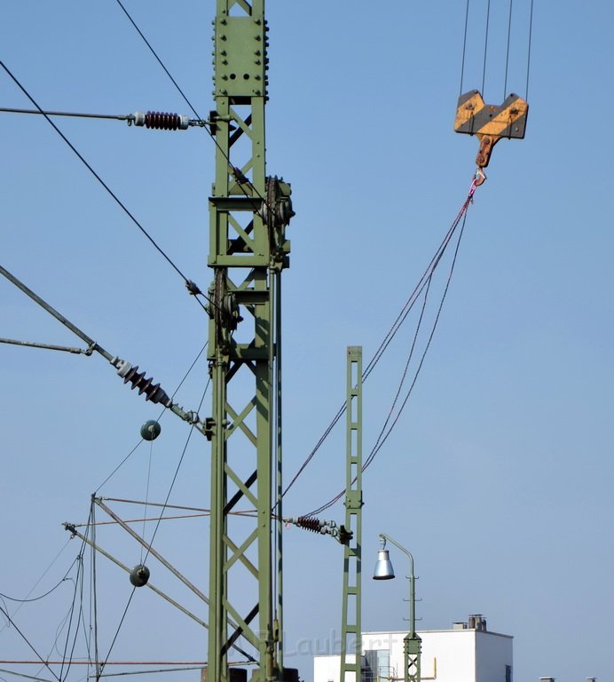 Einsatz BF Koeln Kran beruehrt Oberleitung DB Koeln Gremberg Taunusstr P028.JPG